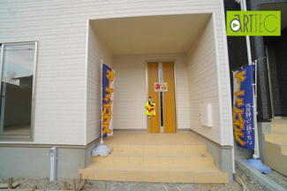 【エントランス】 | 【エントランス】
玄関ドアはお洒落な色を採用
日々の帰宅も今とは違う空間に