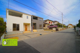 【前面道路含む現地写真】 | 【前面道路】
前面道路は毎日の駐車の出し入れで大事なポイントです！
車種によっても便利・不便がありますのでご確認ください♪