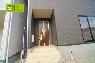 【エントランス】 | 【エントランス】
玄関ドアはお洒落な色を採用
日々の帰宅も今とは違う空間に