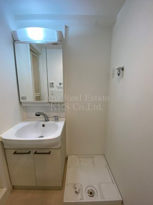 【洗面所】 | レジュールアッシュ九条 | すっきりデザインの洗面化粧台♪洗濯機置場は室内にあります！