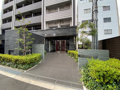 【エントランス】 | レジュールアッシュ九条 | 手入れの行き届いたグリーンが素敵なエントランス♪