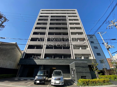 【外観】 | レジュールアッシュ九条 | 白と黒のタイル張りに緑が映える外観のマンションです♪