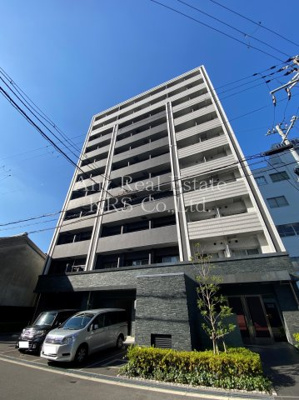 【外観】 | レジュールアッシュ九条 | 白と黒のタイル張りに緑が映える外観のマンションです♪