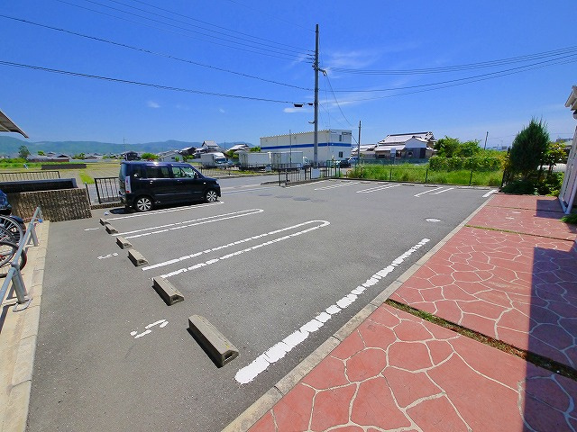 アンソレイエ．Ｍの駐車場|車をお持ちの方に嬉しい駐車場付きの物件です