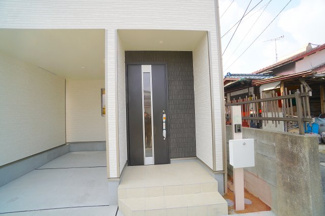 【エントランス】 | 【エントランス】
玄関ドアはお洒落な色を採用
日々の帰宅も今とは違う空間に