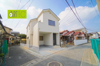 【前面道路含む現地写真】 | 【前面道路】
前面道路は毎日の駐車の出し入れで大事なポイントです！
車種によっても便利・不便がありますのでご確認ください♪