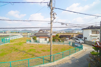 【展望】 | 【穏やかな街並みの眺望】
バルコニーから見える穏やかな街並み☆
爽やかな風と柔らかく降り注ぐ陽光を感じて頂けます。心地良い開放感が暮らしにゆとりと充足感をもたらします♪