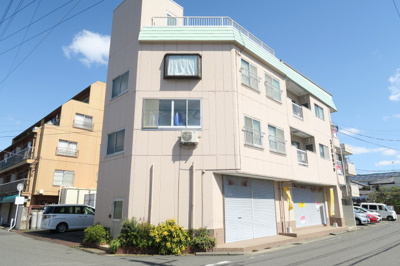 外観（重量鉄骨造３階建てマンション）