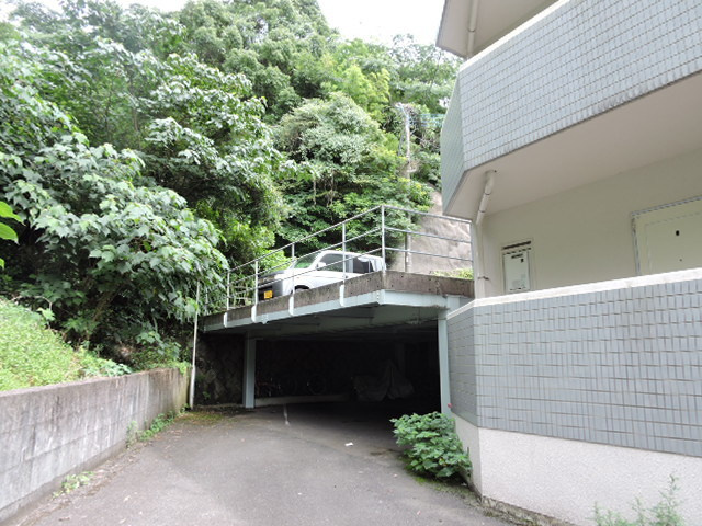 ハイツ原口の駐車場|別号室