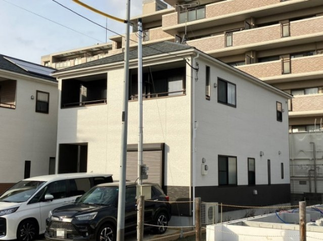 粕屋町長者原西中古戸建の外観|リビングの窓には、シャッター雨戸がついているので雨風や防犯に安心ですね♪