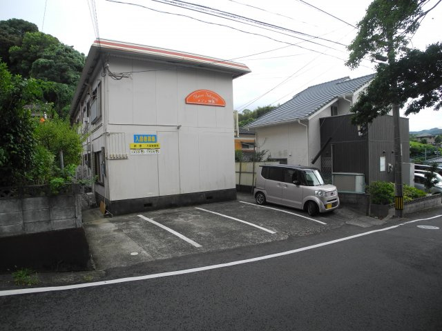 メゾン仲佳の駐車場