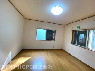 【洋室】 | 宝塚市千種２丁目中古戸建 | ２階洋室８帖です♪二面採光の明るい室内です！ぜひ現地でご確認ください(^^)