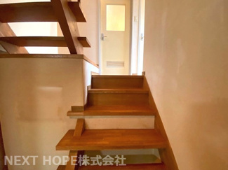 【内装】 | 宝塚市千種２丁目中古戸建 | ２階への階段です♪圧迫感のない明るい階段です(^^)