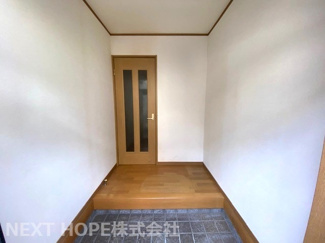 【玄関】 | 宝塚市千種２丁目中古戸建 | 広い玄関です♪大きなシューズBOXも置けますね(^^)