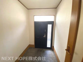 【玄関】 | 宝塚市千種２丁目中古戸建 | 玄関です♪玄関扉は親子扉で大きな家具の搬入もできます！