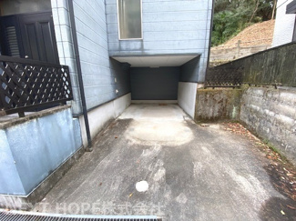 【駐車場】 | 宝塚市千種２丁目中古戸建 | 車庫です♪大切な自動車を守ってくれます！！