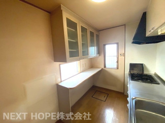 【キッチン】 | 宝塚市千種２丁目中古戸建 | キッチン後方にはカップボードが設けられております♪たくさんの食器が収納できます！