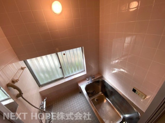 【浴室】 | 宝塚市千種２丁目中古戸建 | 浴室です♪一日の疲れを癒してくれます！大きな窓もあり、換気も十分できます！２階にございます！