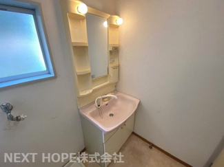 【独立洗面台】 | 宝塚市千種２丁目中古戸建 | 洗面化粧台です♪シャワー水栓で使い勝手も良いです！２階にございます！