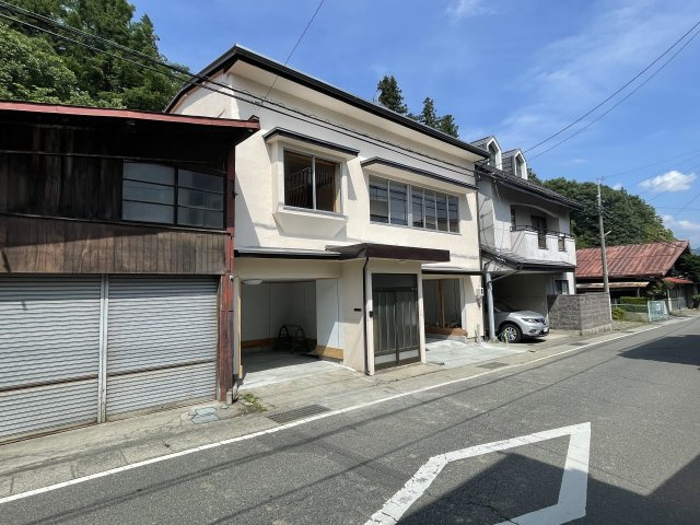 みちガエル家・坂下の前面道路含む現地写真