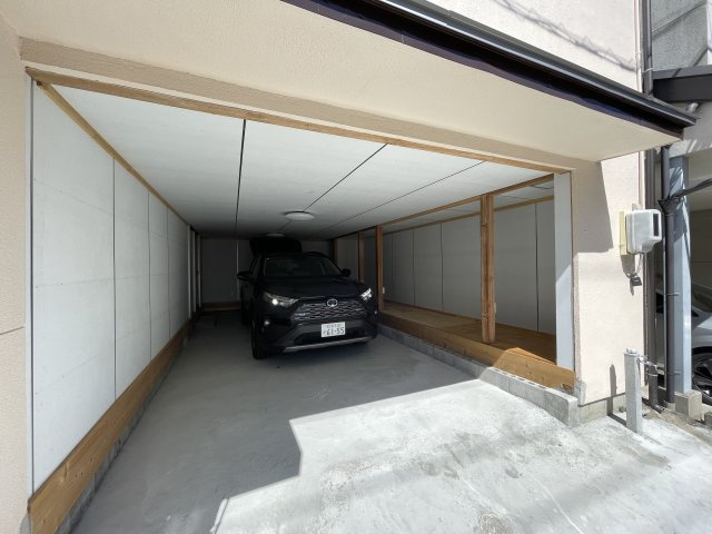 みちガエル家・坂下の駐車場|駐車スペース東側。軽自動車2台入ります