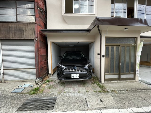 みちガエル家・坂下の駐車場|駐車スペース西側。普通車1台