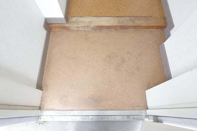 西村アパートメントの玄関