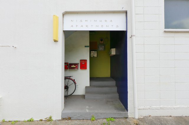 西村アパートメントのエントランス