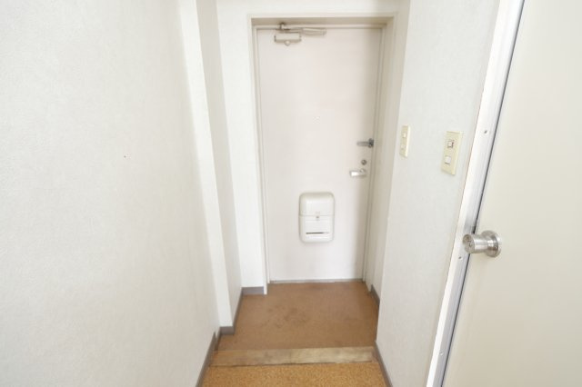 西村アパートメントの玄関