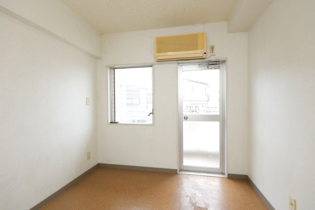 西村アパートメントの洋室