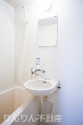 【洗面所】 | コーポファーストステージ | 明るい洗面所です