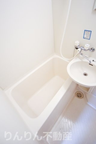 【浴室】 | コーポファーストステージ | 落ち着いた空間のお風呂です