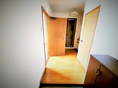 【玄関】 | コーポファーストステージ | 明るい玄関です