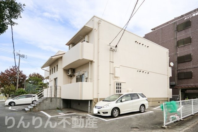 【駐車場】 | コーポファーストステージ | 車をお持ちの方に嬉しい駐車場付きの物件です