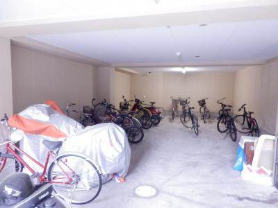 フジテラス東山三条（旧グロリアス三条）の駐車場|バイク駐輪可