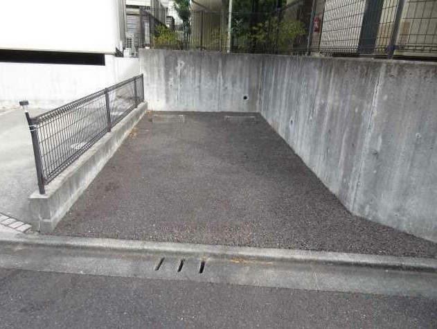 レオパレスフロスモアの駐車場