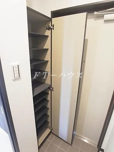 プラージュ幕張の玄関