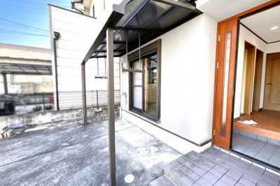 【駐車場】 | 伏見区竹田西内畑町　中古戸建 | 玄関横のスペースには物干し付きのテラス屋根があります。一度、実際にご覧になってみませんか？暮らしやすい周辺環境も含め、スタッフがご案内いたします。お家探しの第一歩としてでも大丈夫です(^^)/