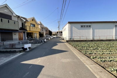 【前面道路含む現地写真】 | 伏見区竹田西内畑町　中古戸建 | 【前道6ｍ】近鉄・地下鉄『竹田駅』から徒歩8分の便利な立地でありながら、目の前に建物がなく開放的で長閑な暮らし。