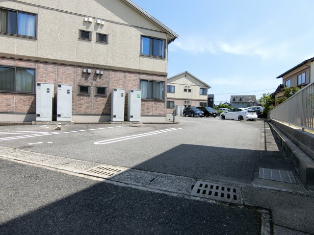 イーグルス・アイ B棟の駐車場