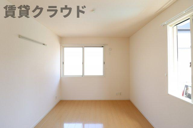 イーストヒルズの寝室|広くて明るい寝室