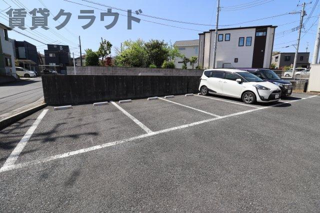 イーストヒルズの駐車場|車をお持ちの方に嬉しい駐車場付きの物件です