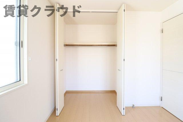 イーストヒルズの収納|お洋服がかけられるハンガーラック付きです♪