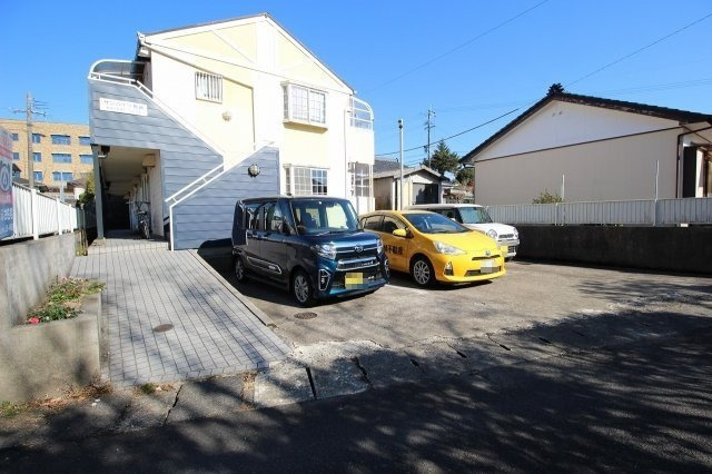 サンハイツ都城の駐車場