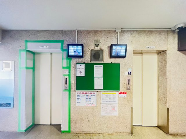 新森小路コーポのその他共用部分|エレベーターは二基ございます。モニタが付いており、乗合時も安心ですね。