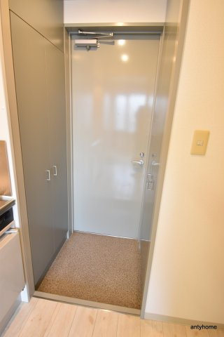 メイト緑地公園　仲介手数料無料の玄関