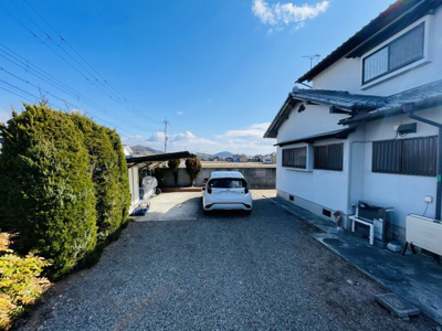 【駐車場】 | 地続き農地付き！たつの市誉田町高駄／中古戸建 | 駐車場に車を止められます