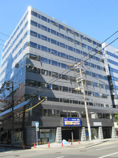 【外観】 | 新御堂筋近くの好立地！重厚感ある外観です。1階部分にはコインパーキングもございます。