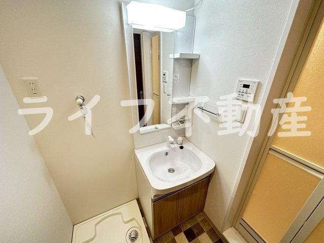 メゾンルシーヌ源氏ケ丘の独立洗面台|独立洗面台、小物を置くことができて便利です