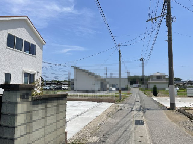 第3藤岡立石（全1棟）1号棟の前面道路含む現地写真|車の出し入れもラクラクなカースペース及び広々な前面道路です。 車の運転が苦手な奥様もこれなら安心です(^▽^)/